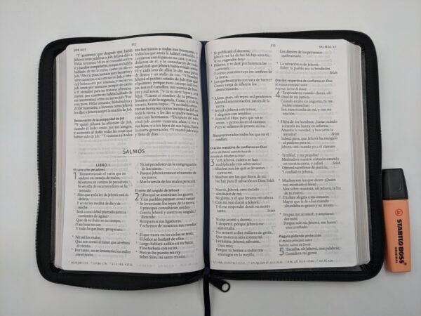 Biblia RVR60 Tamaño Letra Grande Imitación Piel Negra Cierre - Imagen 2