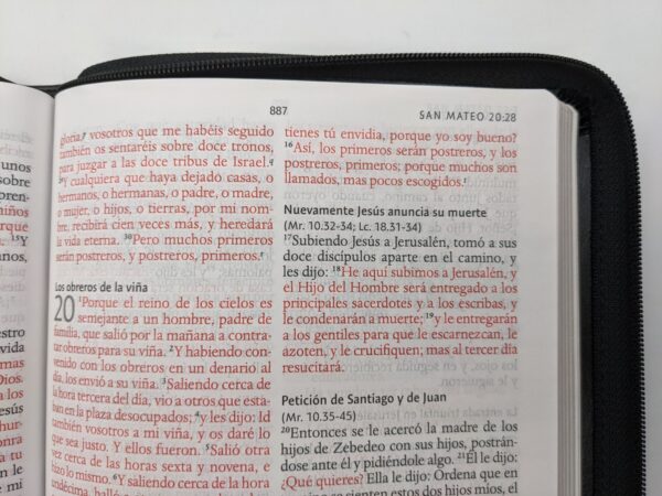 Biblia RVR60 Tamaño Letra Grande Imitación Piel Negra Cierre - Imagen 3