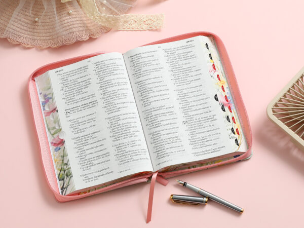 Biblia Letra Grande RVR 1960 Blanco Rosa Flores Zíper Pretty Coral Indice Cierre Manija - Imagen 9