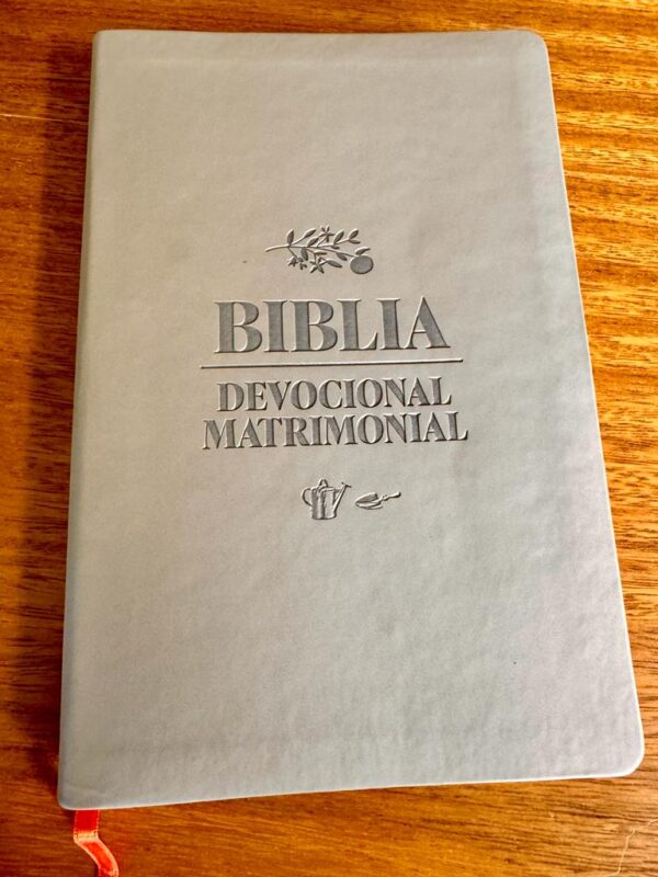 Biblia Devocional Matrimonial - Edición de Lujo NBV Imitación Piel - Beige - Imagen 6