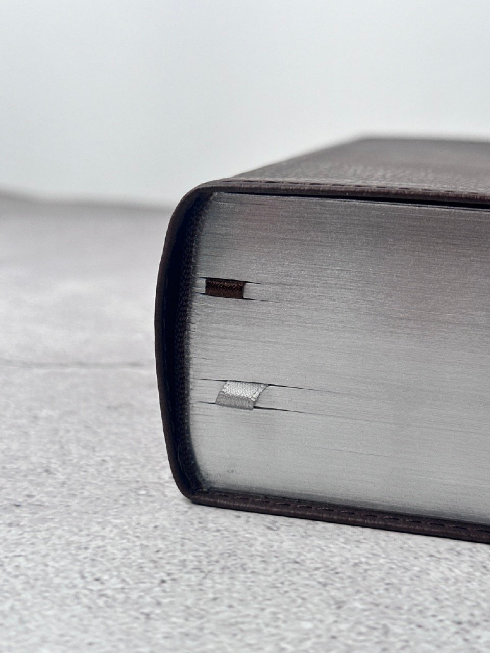 Biblia de Estudio NVI 2022 Letra Grande – Piel Café - Imagen 4