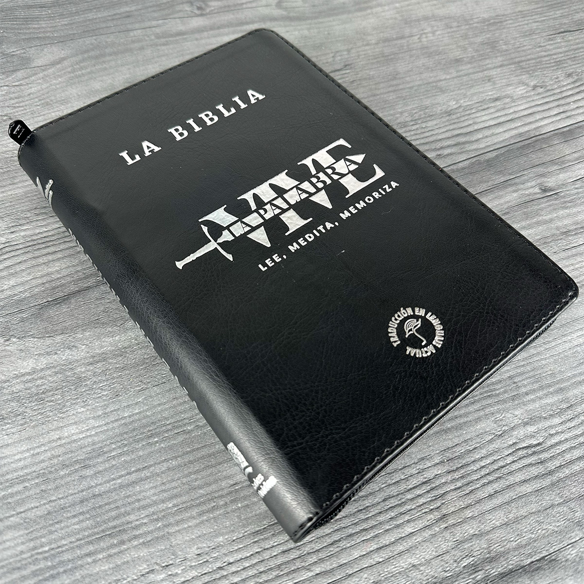 Biblia TLA Negro Cierre Letra Grande 11 puntos Canto Plateado - Vive la Palabra - Imagen 4