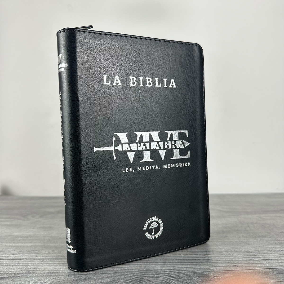 Biblia TLA Negro Cierre Letra Grande 11 puntos Canto Plateado - Vive la Palabra - Imagen 2