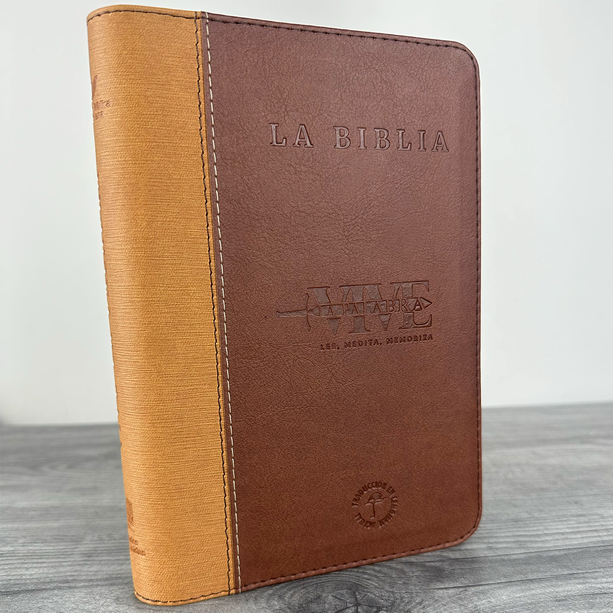 Biblia TLA Vive La Palabra Letra Grande 11 pts Piel Café Cierre - Imagen 2