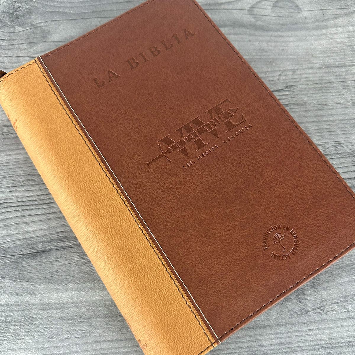 Biblia TLA Vive La Palabra Letra Grande 11 pts Piel Café Cierre - Imagen 3