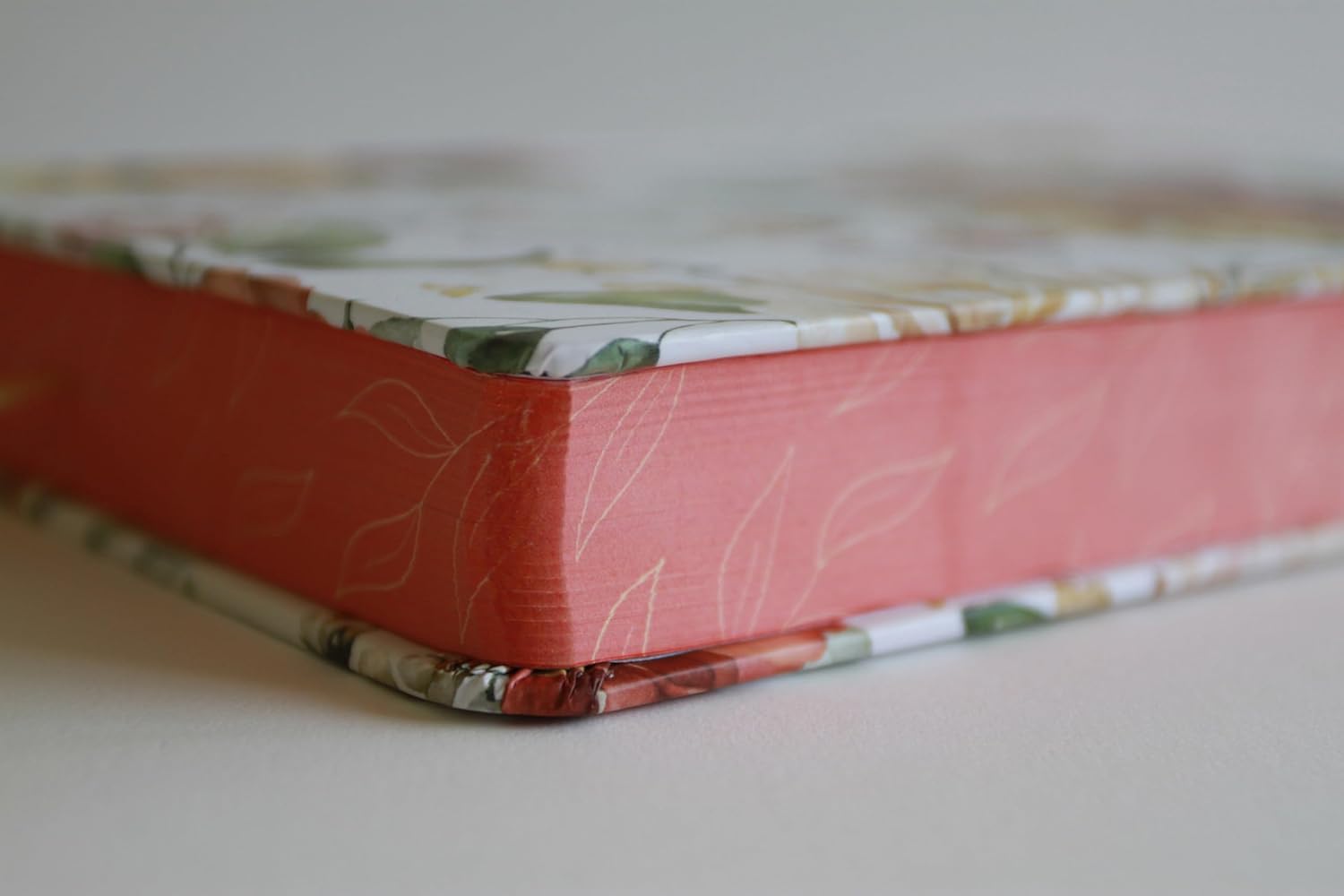 Biblia RVR 1960 letra grande tamaño manual, HC, flores rosadas y cantos pintados - Imagen 7