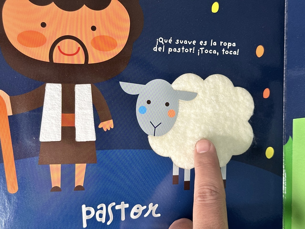 Buenas noches Pequeña Ovejita Salmo 23 - Colección Toca y Juega. - Imagen 3