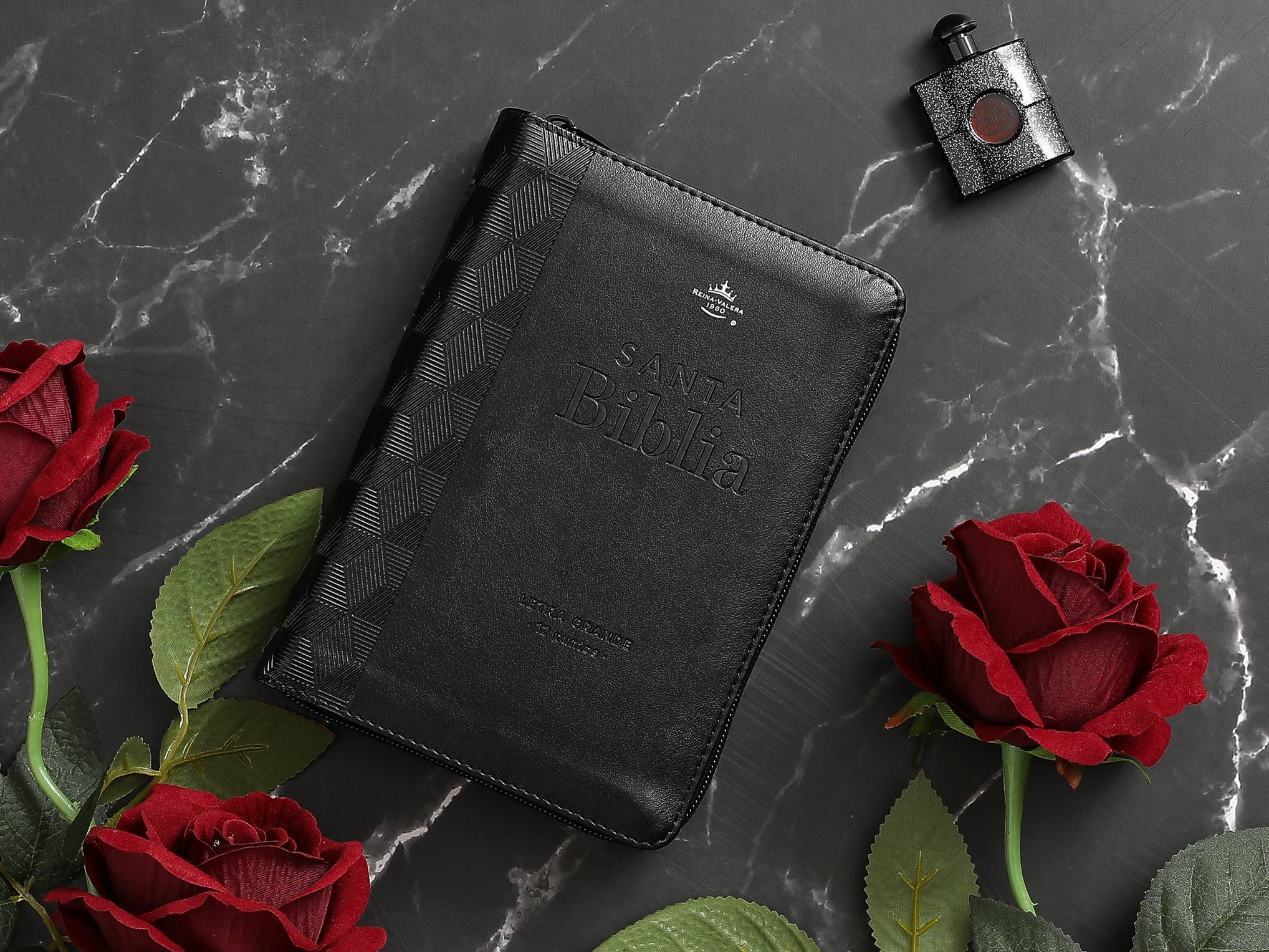 Biblia RVR60 Tamaño compacto Letra Grande 12 puntos i/piel Negro geométrico con cierre - Imagen 2