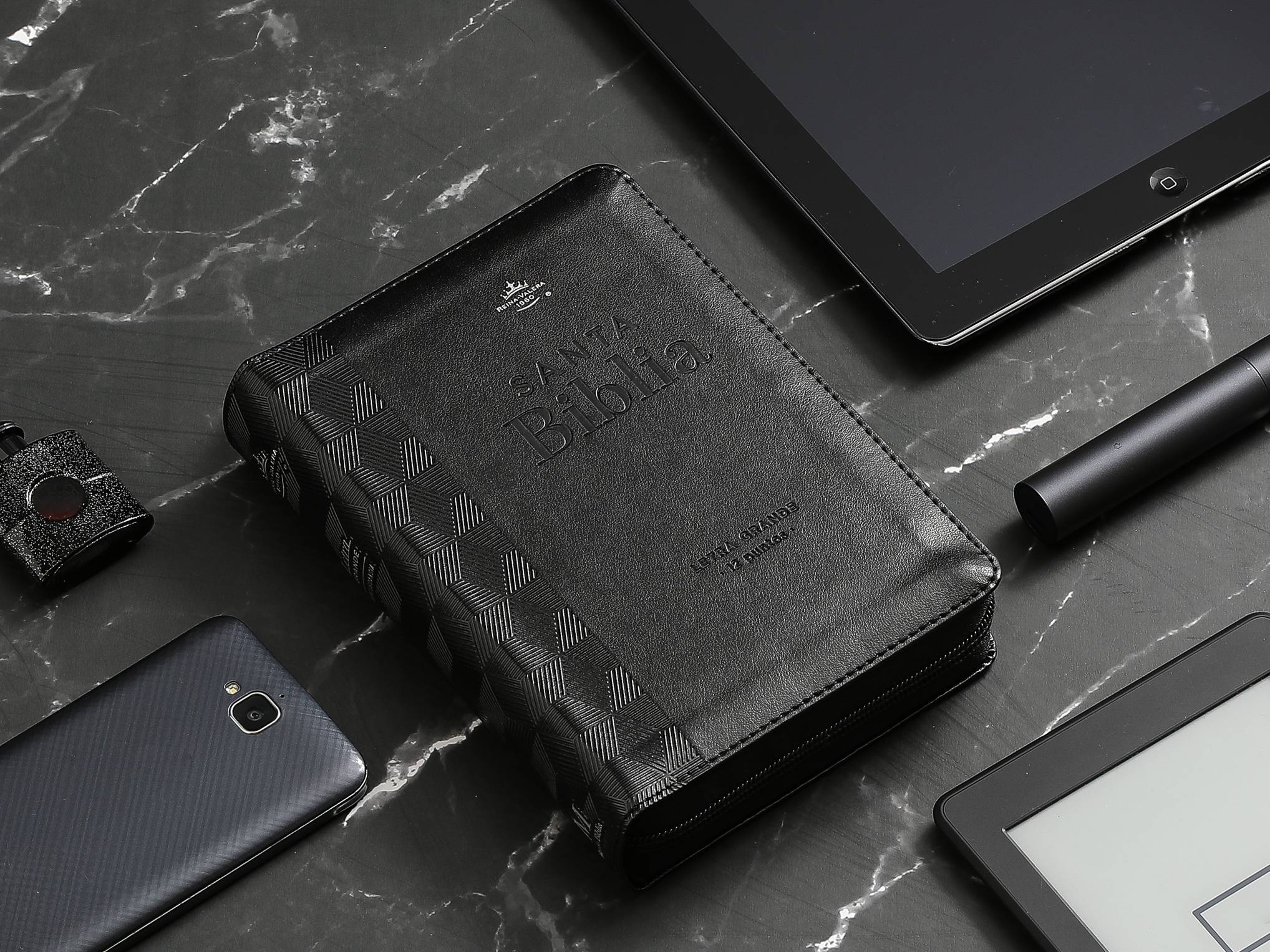 Biblia RVR60 Tamaño compacto Letra Grande 12 puntos i/piel Negro geométrico con cierre - Imagen 3