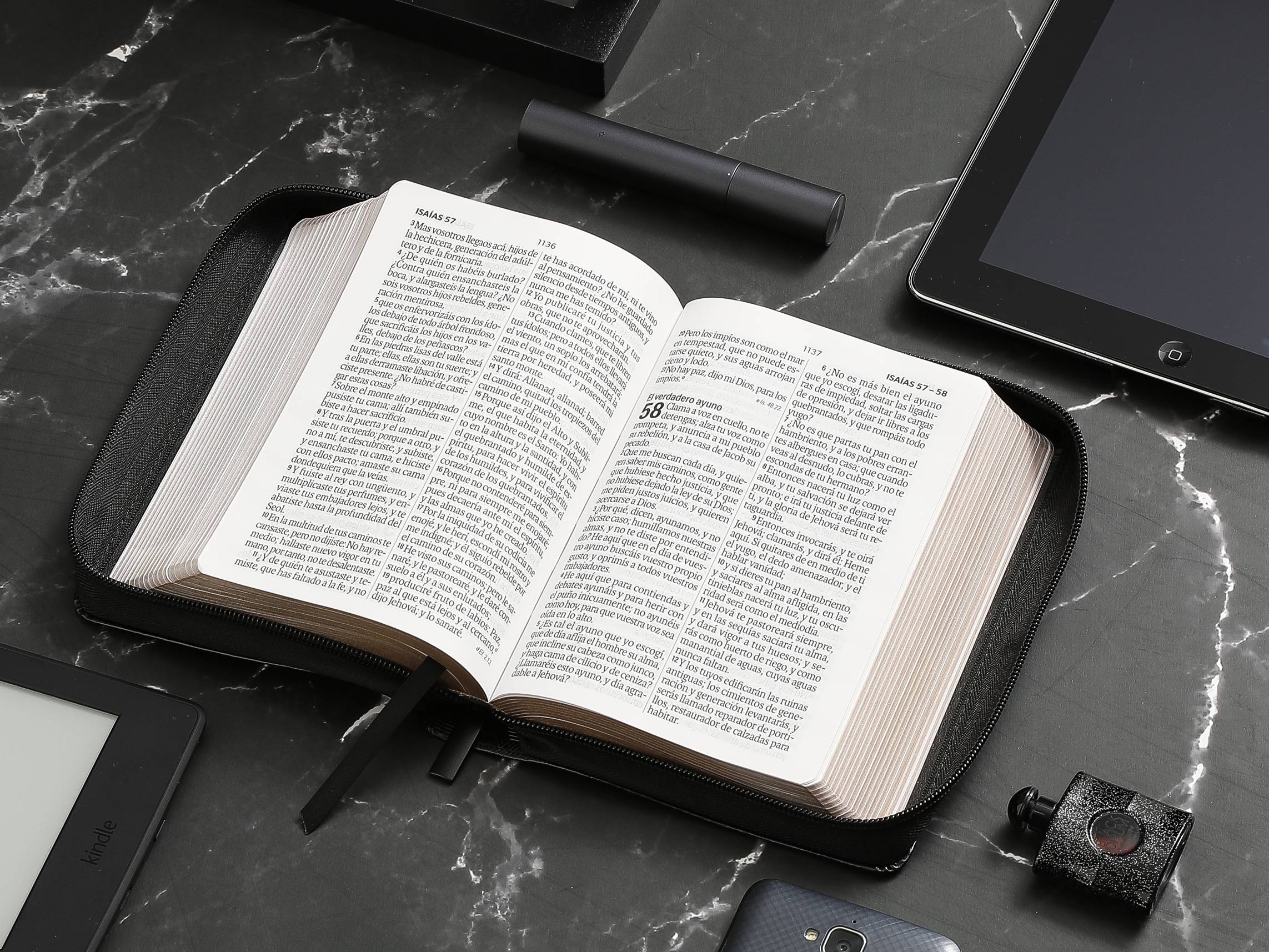 Biblia RVR60 Tamaño compacto Letra Grande 12 puntos i/piel Negro geométrico con cierre - Imagen 4