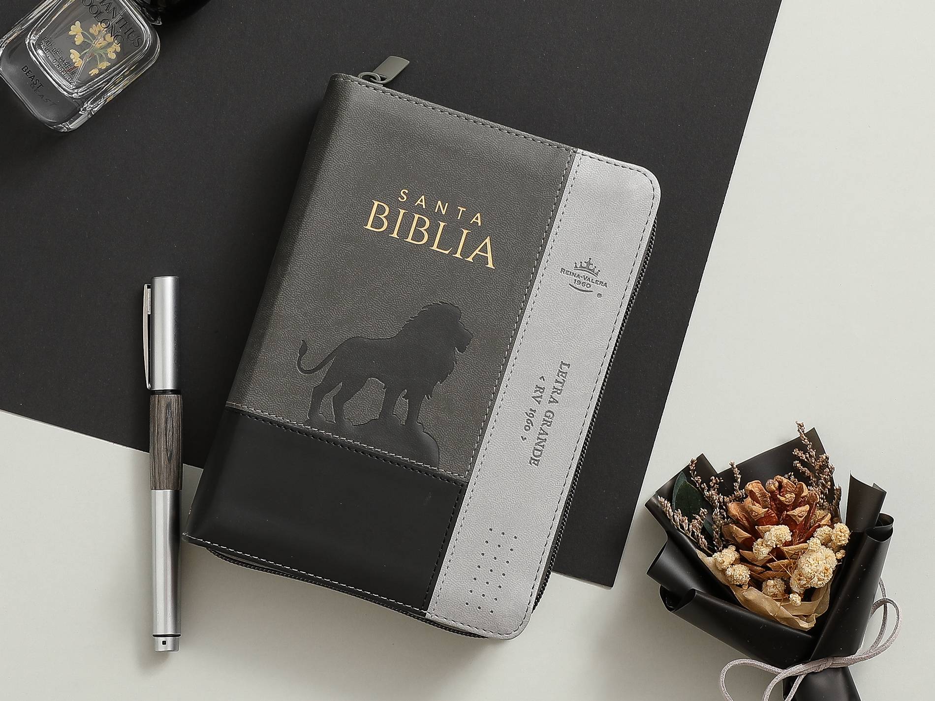 Biblia RVR60 Tamaño compacto Letra Grande 12 puntos i/piel tricolor gris/gris/gris León con cierre y con índice - Imagen 3