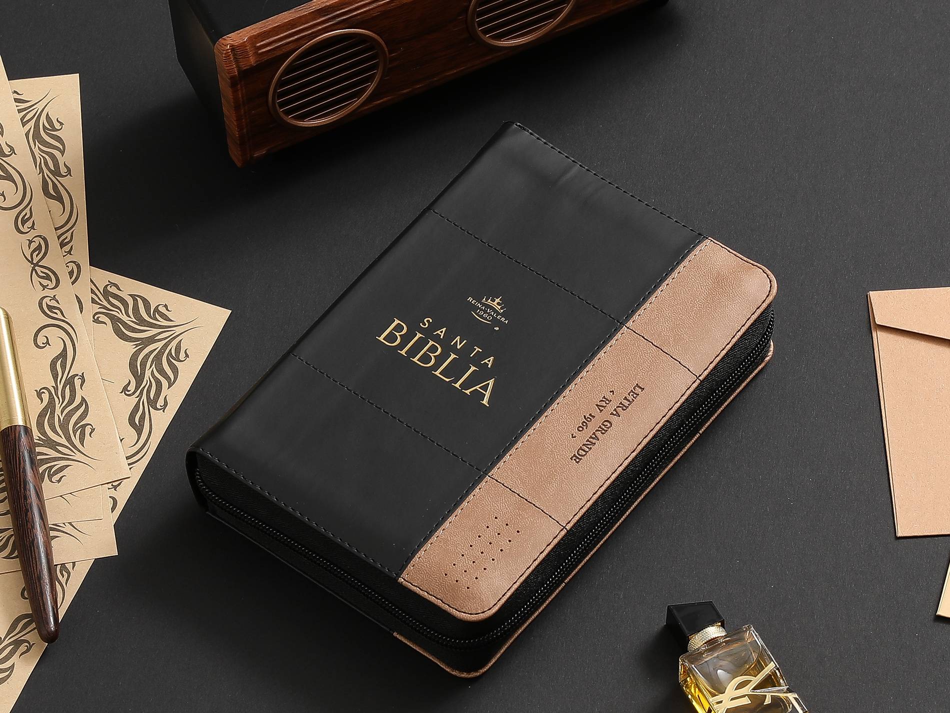 Biblia RVR60 Tamaño compacto Letra Grande 12 puntos i/piel bicolor negro/café - Imagen 2