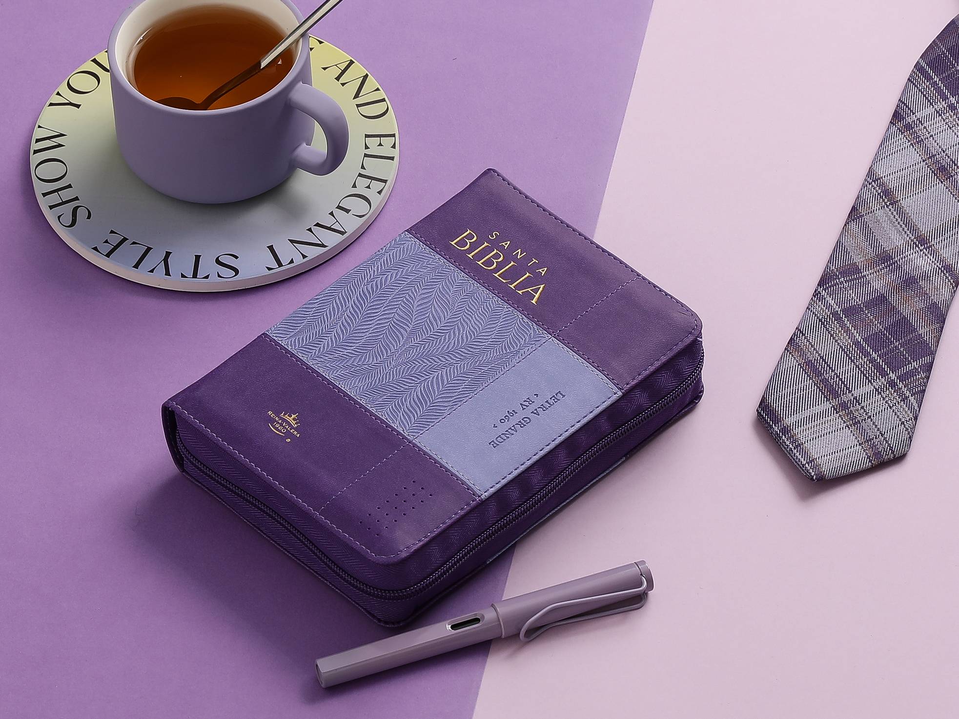 Biblia RVR60 Tamaño Compacto Letra Grande 12 puntos i/piel bicolor lila/lila con cierre y con índice - Imagen 3