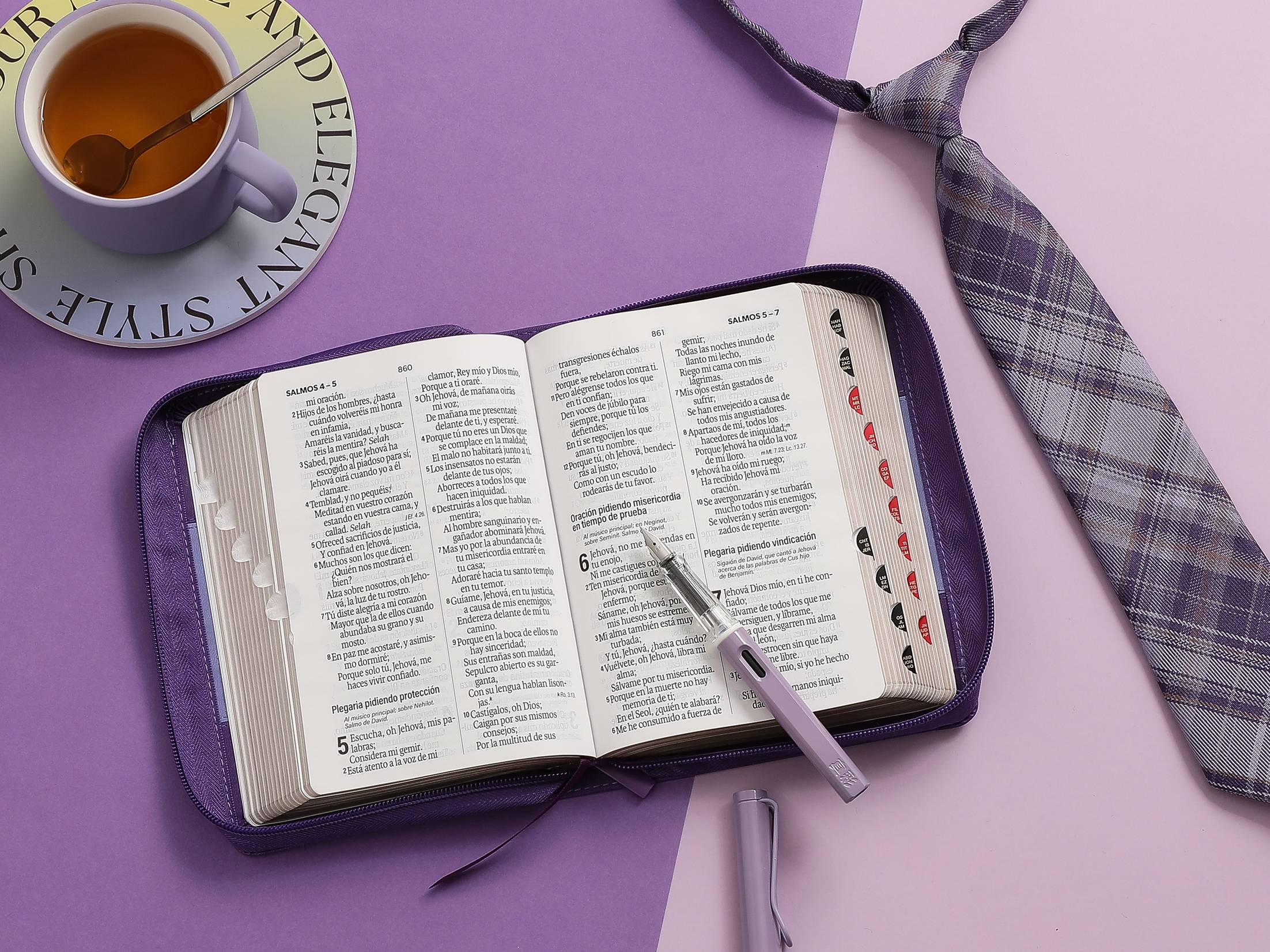 Biblia RVR60 Tamaño Compacto Letra Grande 12 puntos i/piel bicolor lila/lila con cierre y con índice - Imagen 4