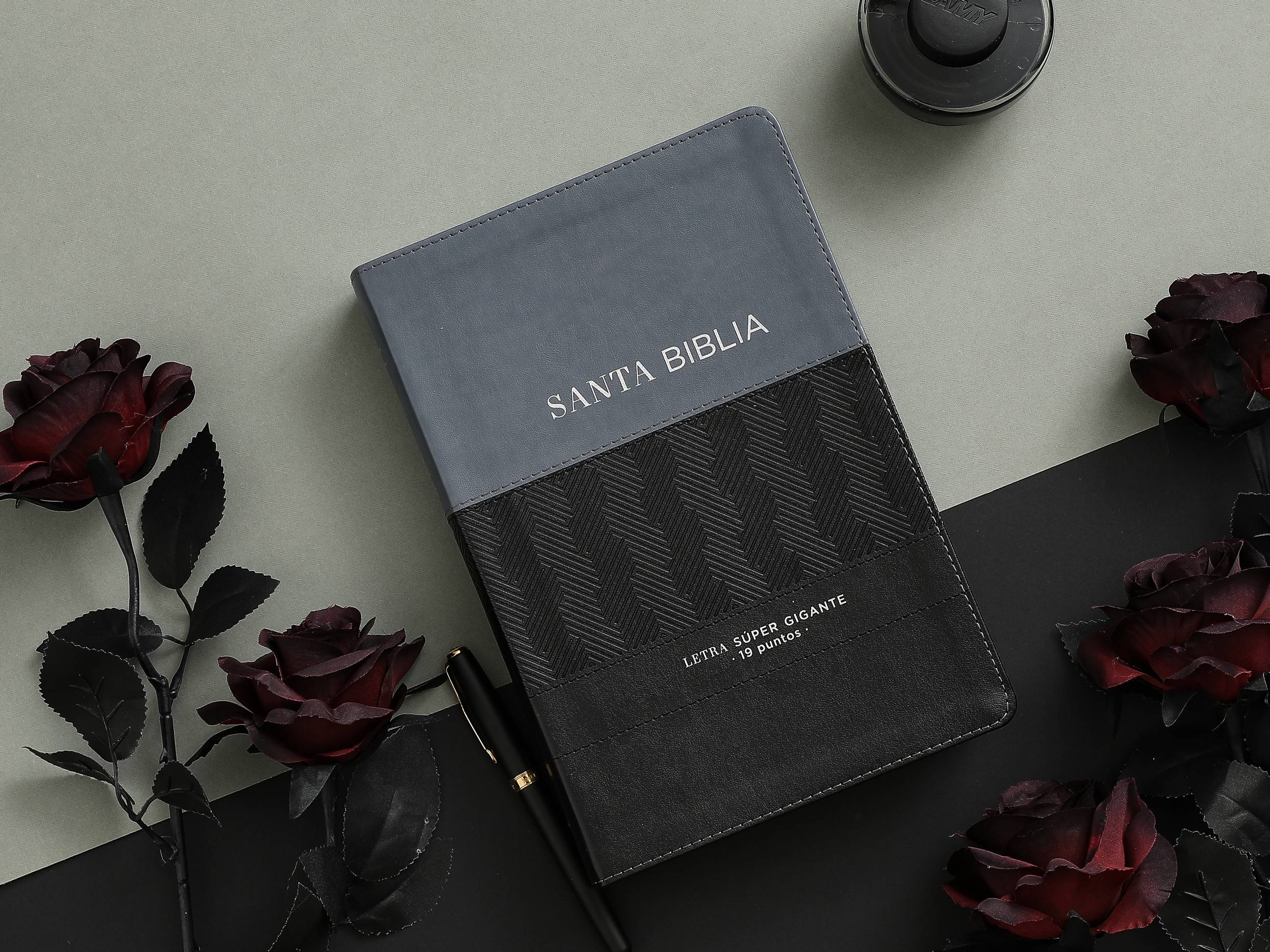 Biblia RVR60 Letra Súper Gigante 19 puntos i/piel Negro Geométrico - Imagen 2