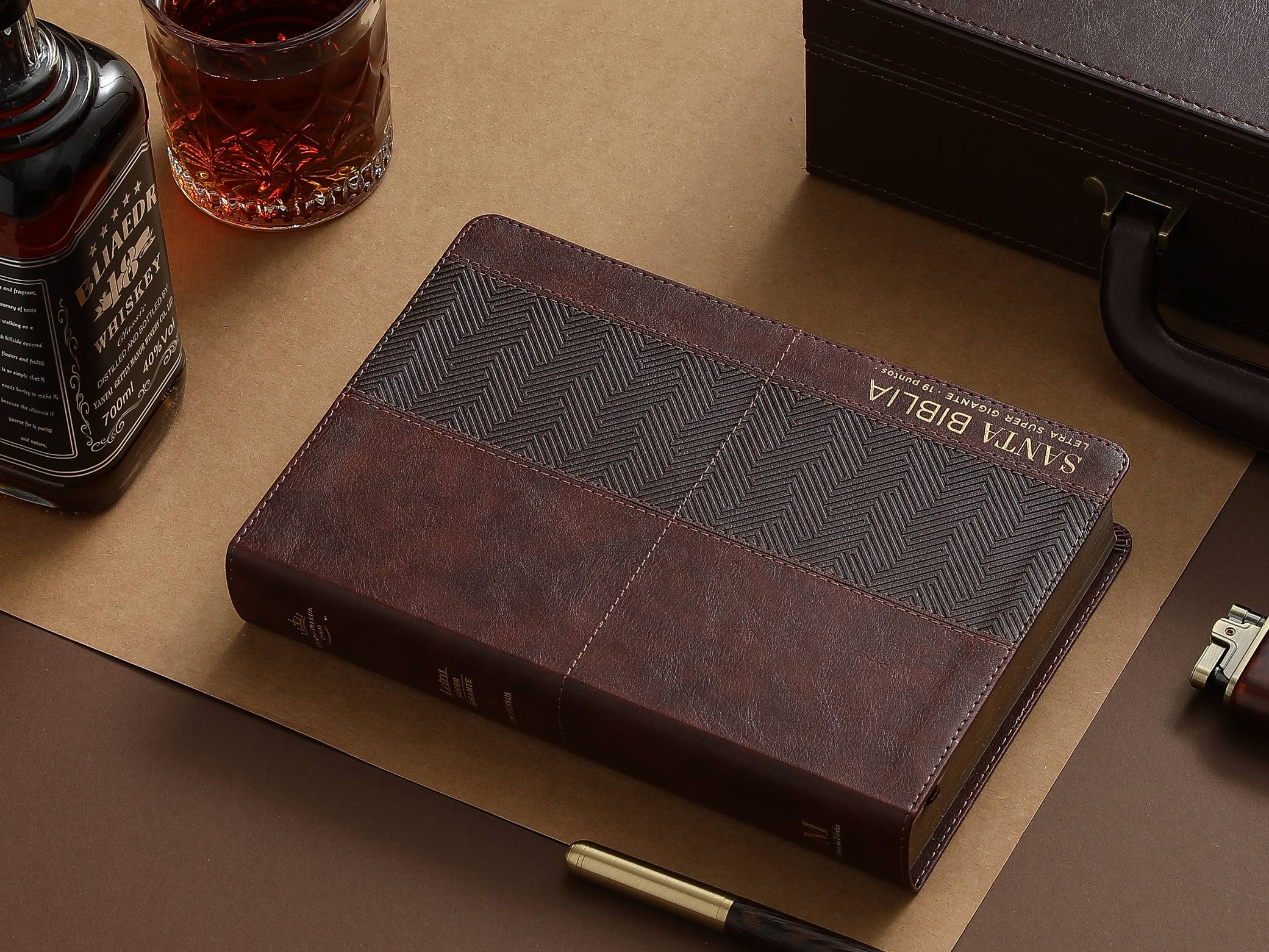 Biblia RVR60 Letra Súper Gigante 19 puntos i/piel Geométrico Café/café con índice - Imagen 2