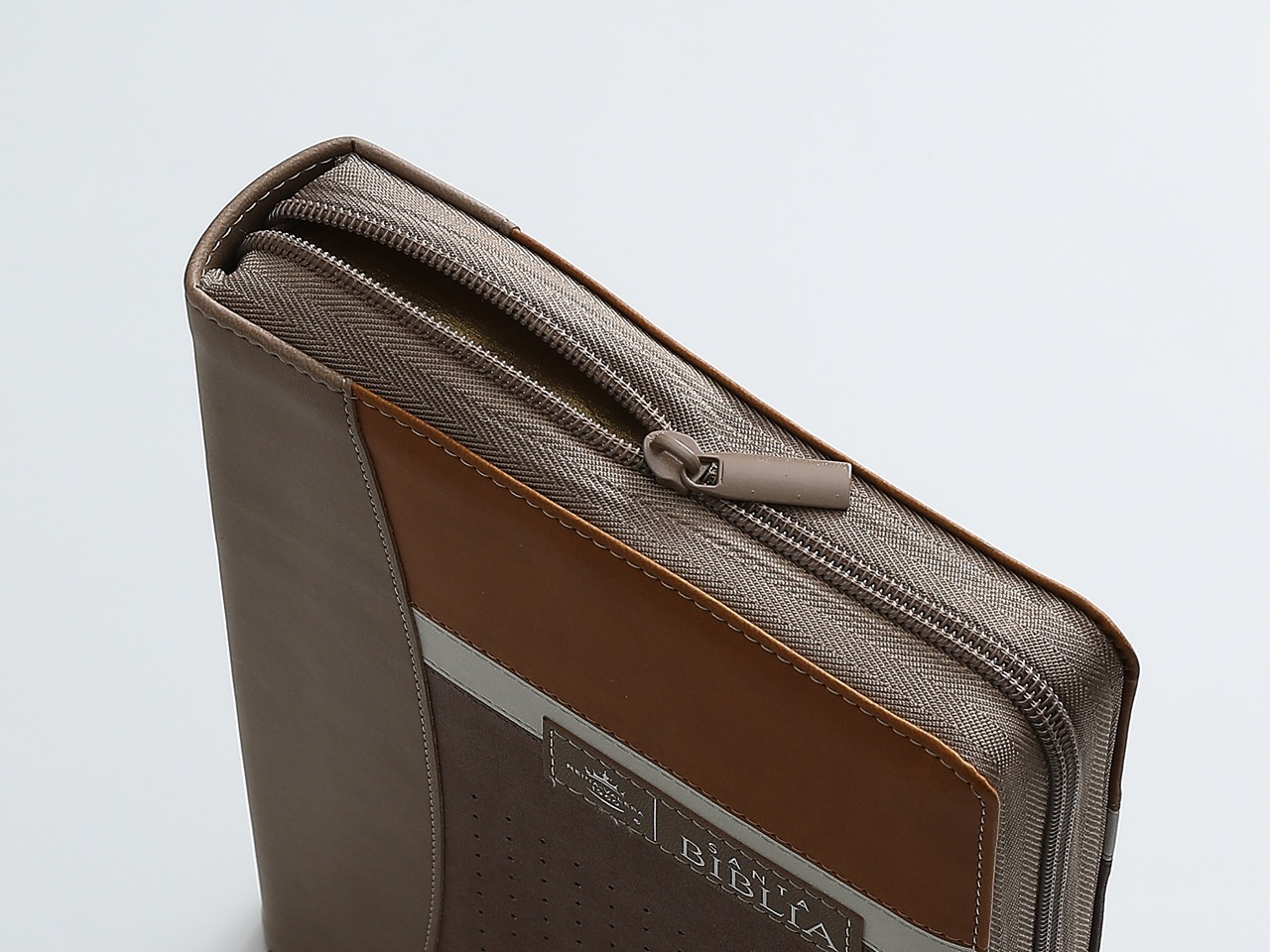 Biblia RVR60 Letra Súper Gigante 19 pts Café Piel Cierre Índice - Imagen 4