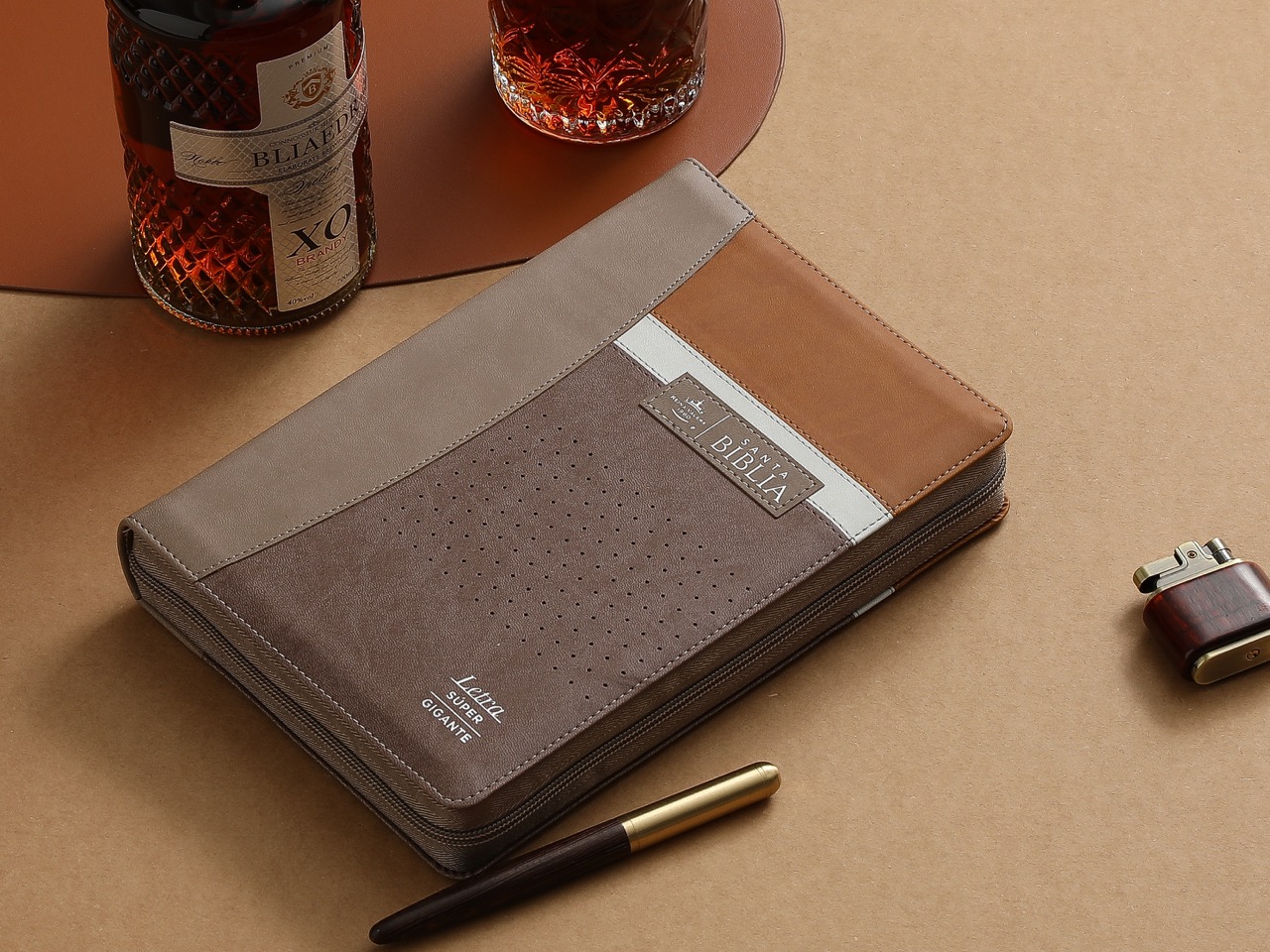 Biblia RVR60 Letra Súper Gigante 19 pts Café Piel Cierre Índice - Imagen 3