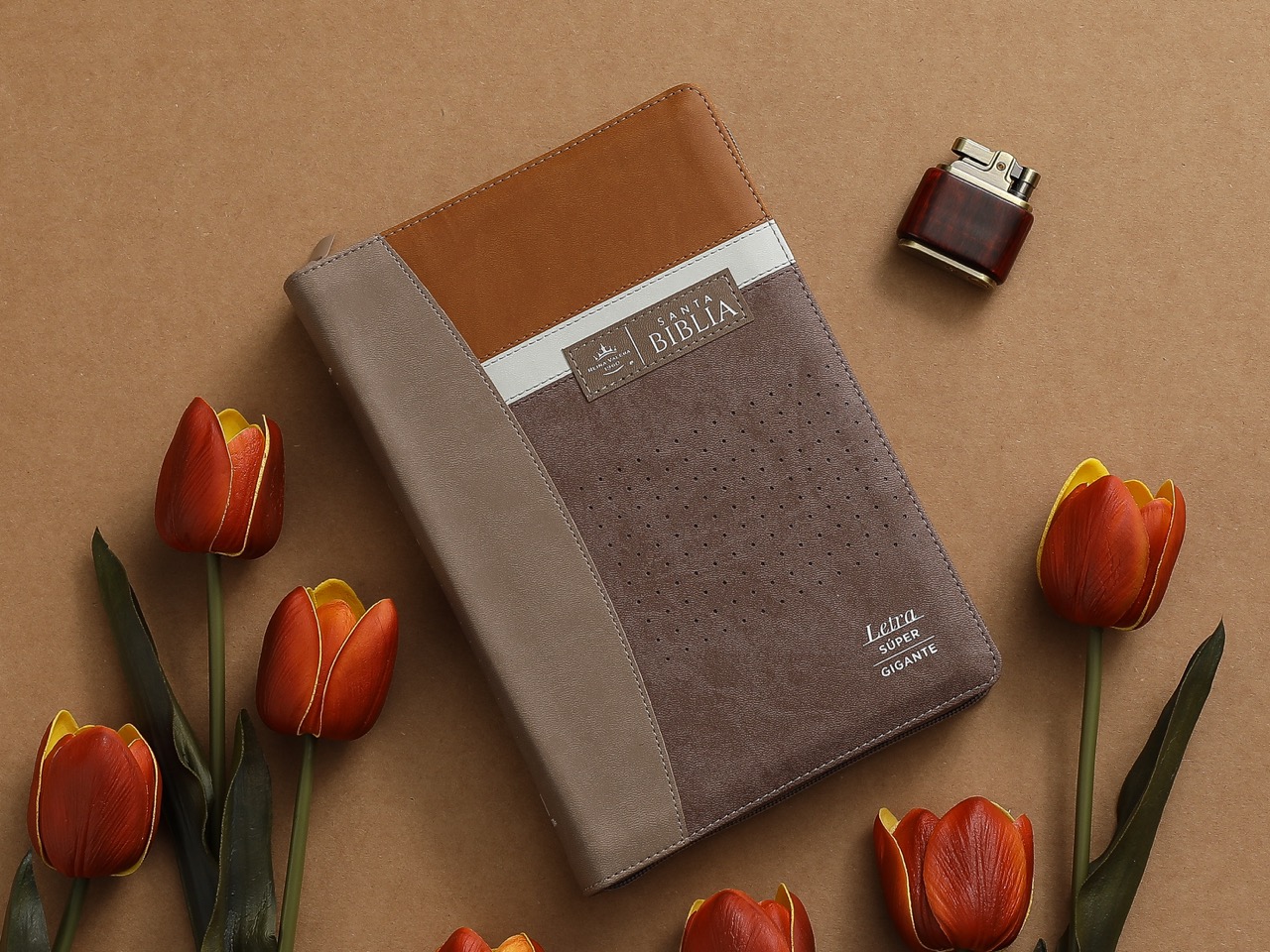 Biblia RVR60 Letra Súper Gigante 19 pts Café Piel Cierre Índice - Imagen 2