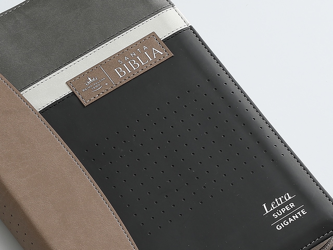 Biblia RVR60 Letra Súper Gigante 19 Puntos i/piel Tech Dot Negro/Café/Beige Cierre/índice - Imagen 9