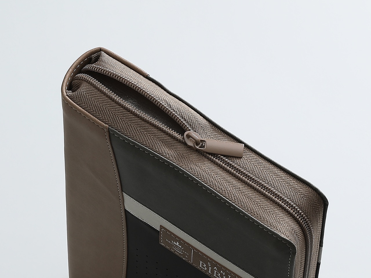 Biblia RVR60 Letra Súper Gigante 19 Puntos i/piel Tech Dot Negro/Café/Beige Cierre/índice - Imagen 8