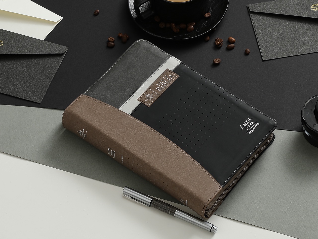 Biblia RVR60 Letra Súper Gigante 19 Puntos i/piel Tech Dot Negro/Café/Beige Cierre/índice - Imagen 3