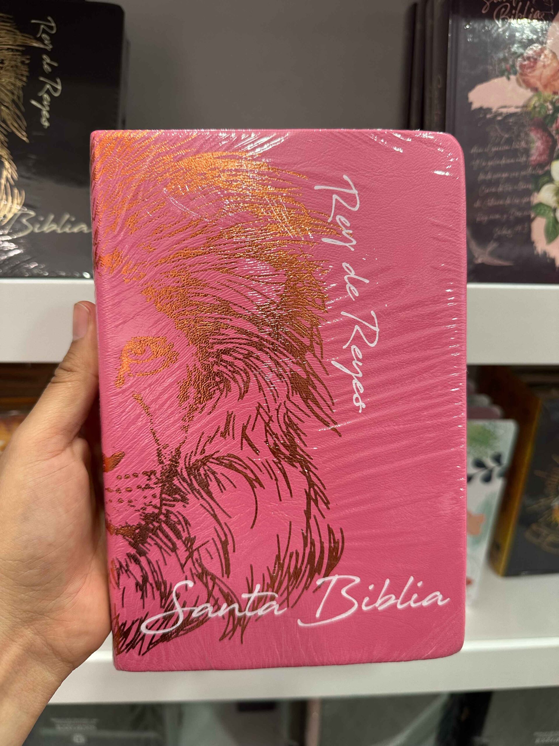 Biblia RVR 1960 Tapa Símil Piel diseño León Rey de Reyes Rosa Letra grande - Imagen 2