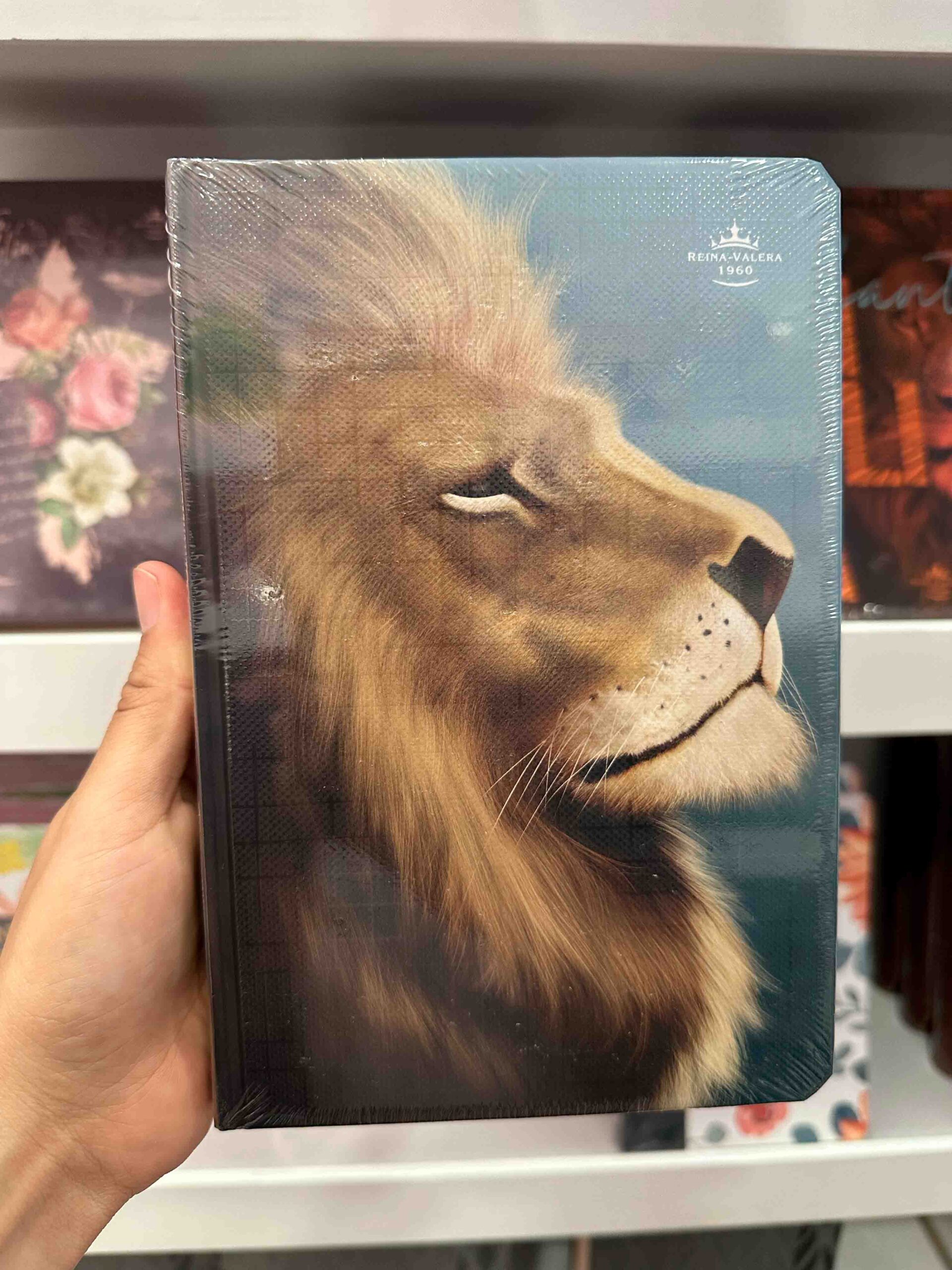 Biblia Diseño de León Azul Tapa Dura Letra Gramde - Imagen 5