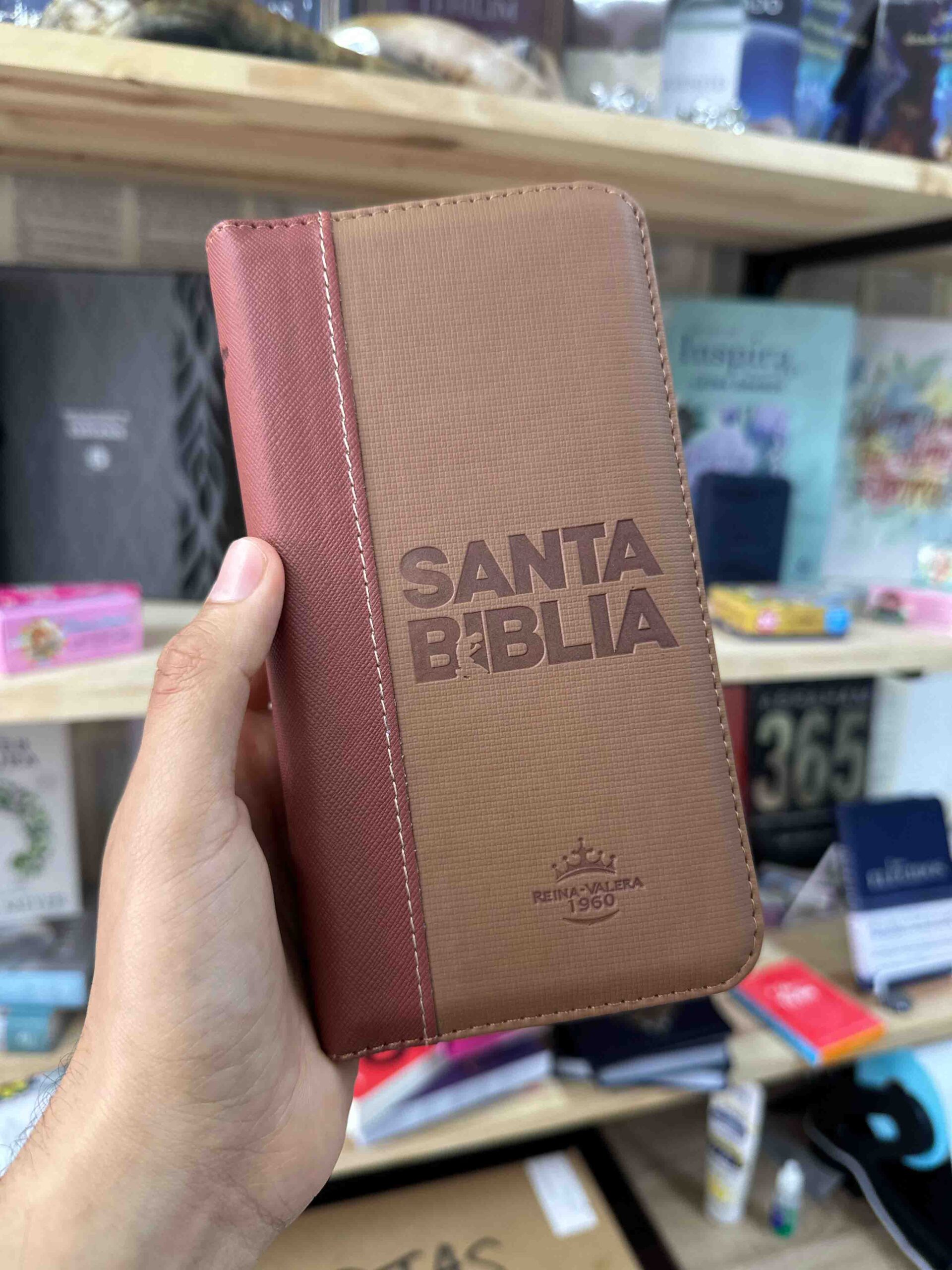 Biblia Reina Valera 1960 Tipo Agenda Café para Hombres – Chequera - Canto Dorado QR - Imagen 2