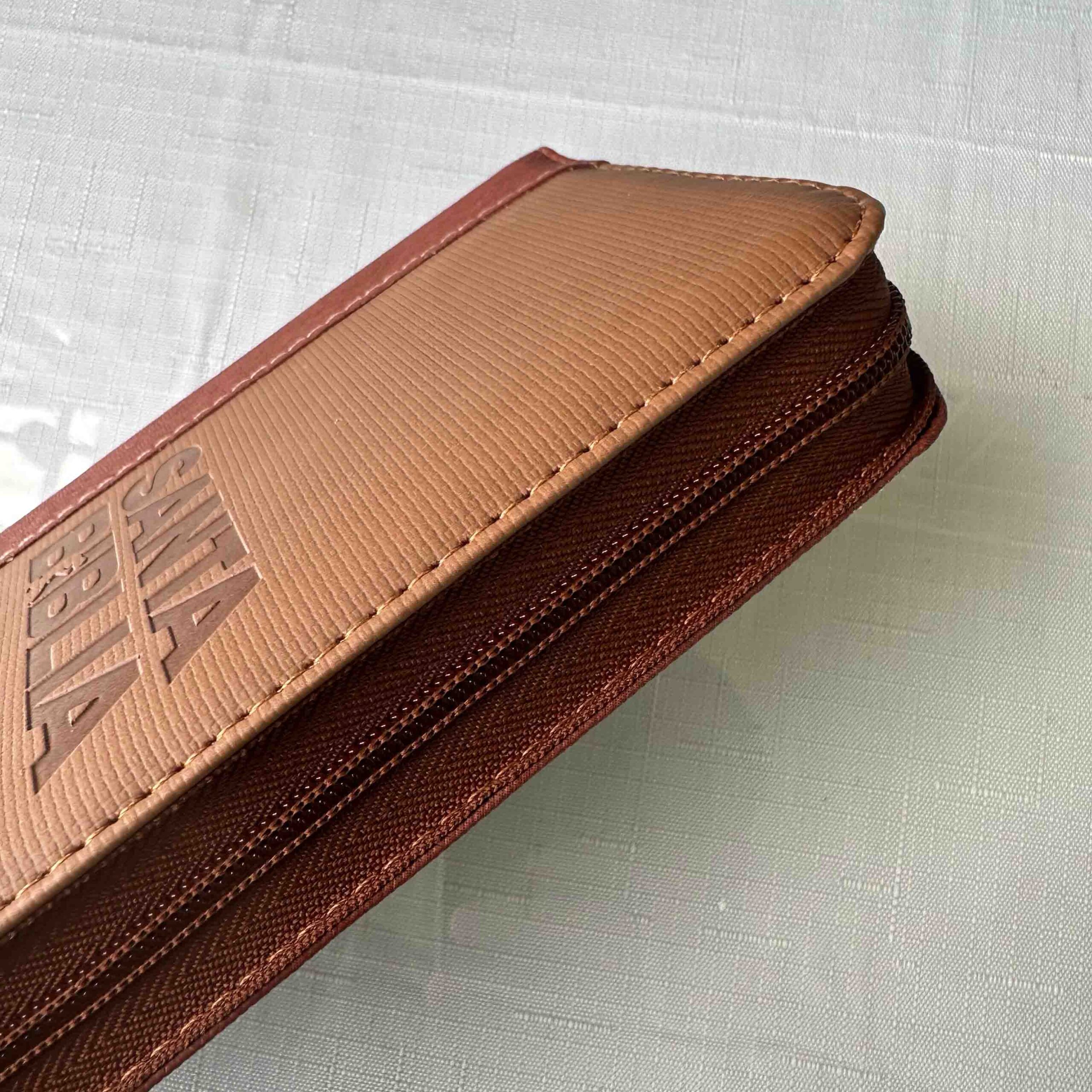 Biblia Reina Valera 1960 Tipo Agenda Café para Hombres – Chequera - Canto Dorado QR - Imagen 3