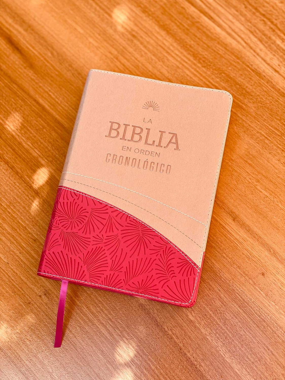 Biblia En Orden Cronologico RVR60 Rosa Imitacion Piel - Imagen 2