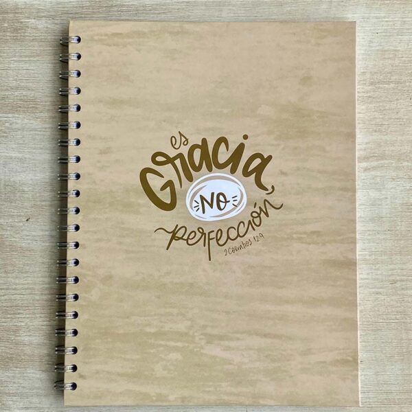 Es Gracia No Perfección - Cuaderno Grande con Propósito