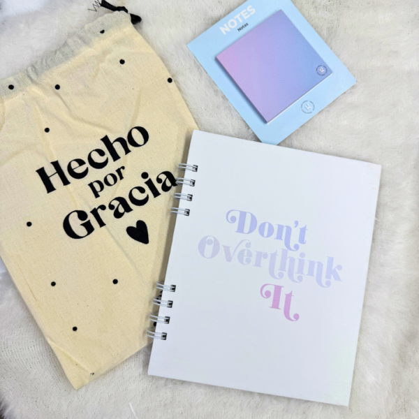 🤍🧠 Don’t Overthink It – Mente en Paz - Cuaderno Cuadriculado + Block de Notas + Tula