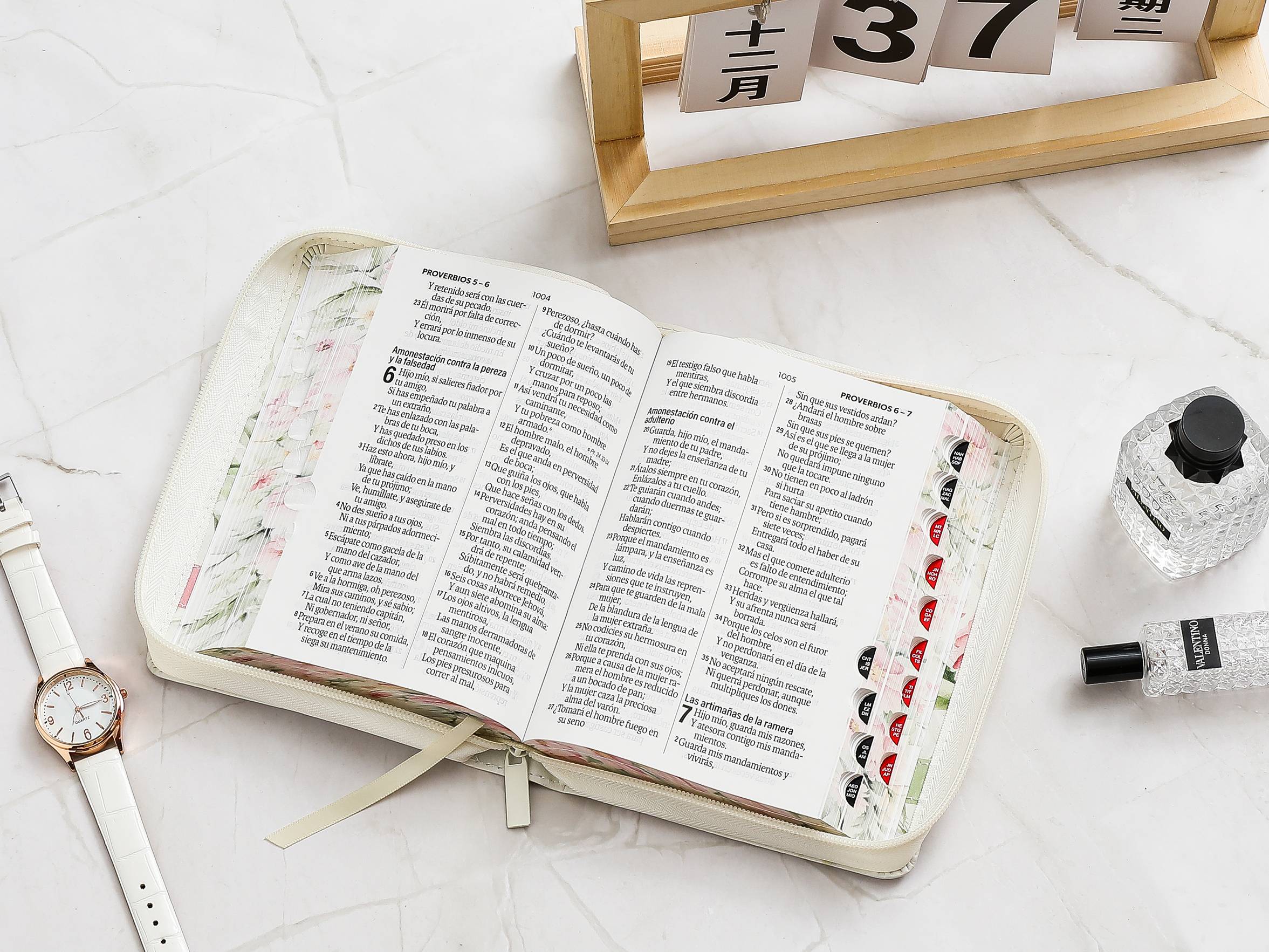 Biblia RVR Portátil Letra Grande 12 pts Piel Flores cierre índice - Imagen 8