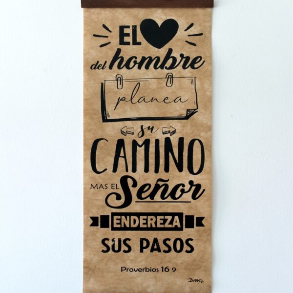 Pergamino Decorativo “Proverbios 16:9” – El corazón del hombre planea su camino