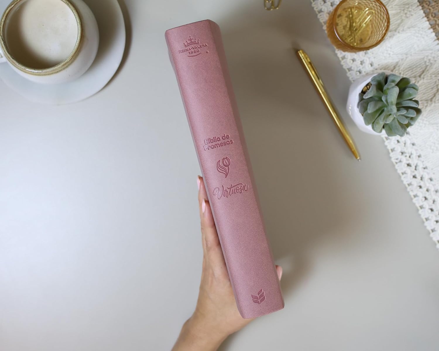 Biblia de Promesas RVR 1960 Devocional Virtuosa Letra Gigante Piel especial Rosa - Imagen 3