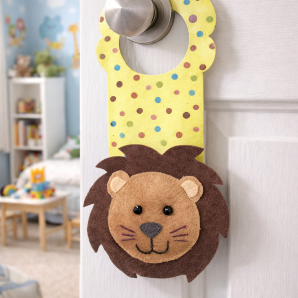 Cuelga Puerta Infantil León – Detalle decorativo