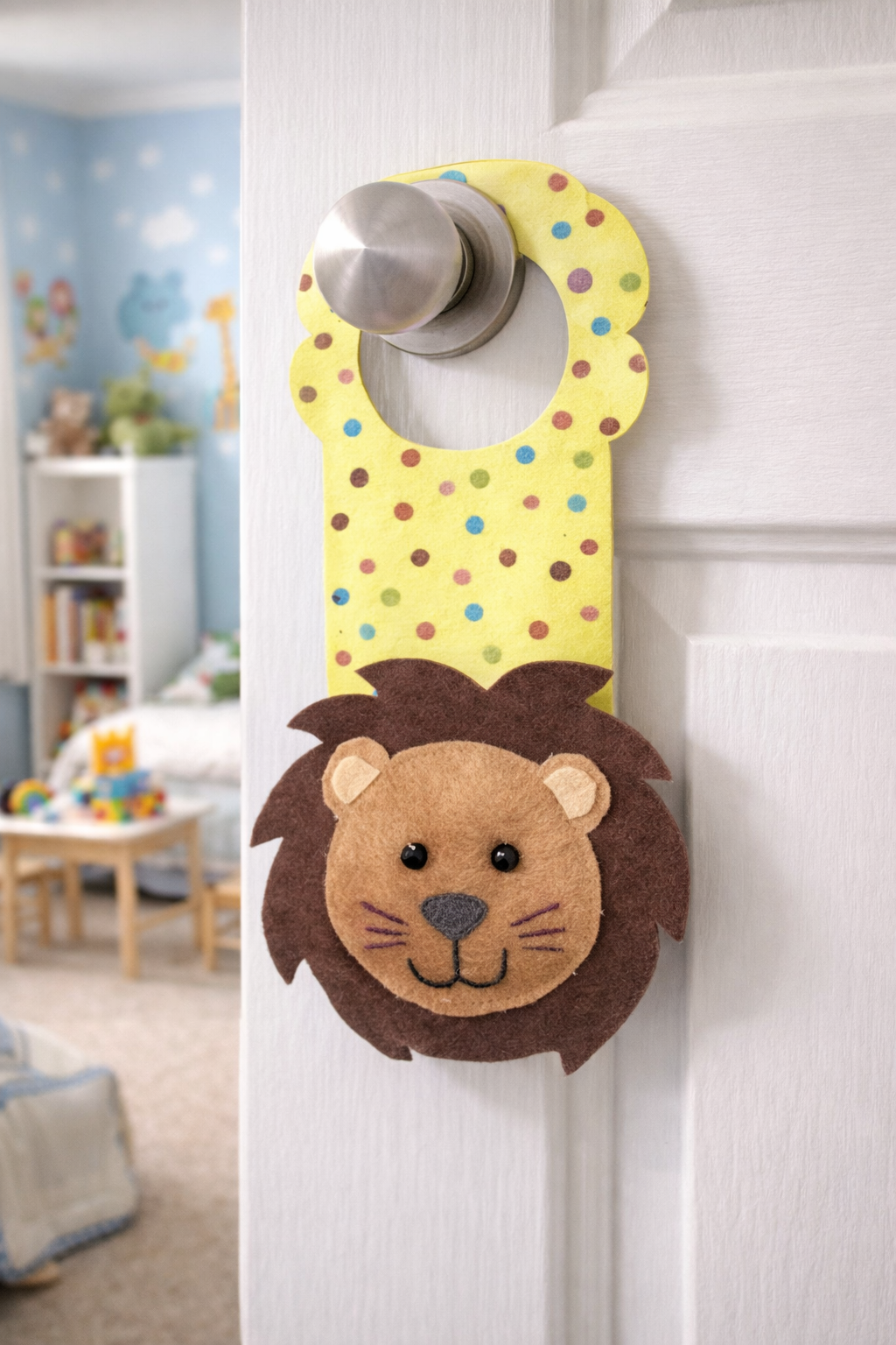 Cuelga Puerta Infantil León – Detalle decorativo