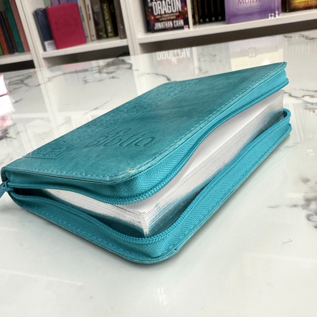 Biblia Traducción en Lenguaje Actual (TLA) Mediana Azul cierre - Imagen 4