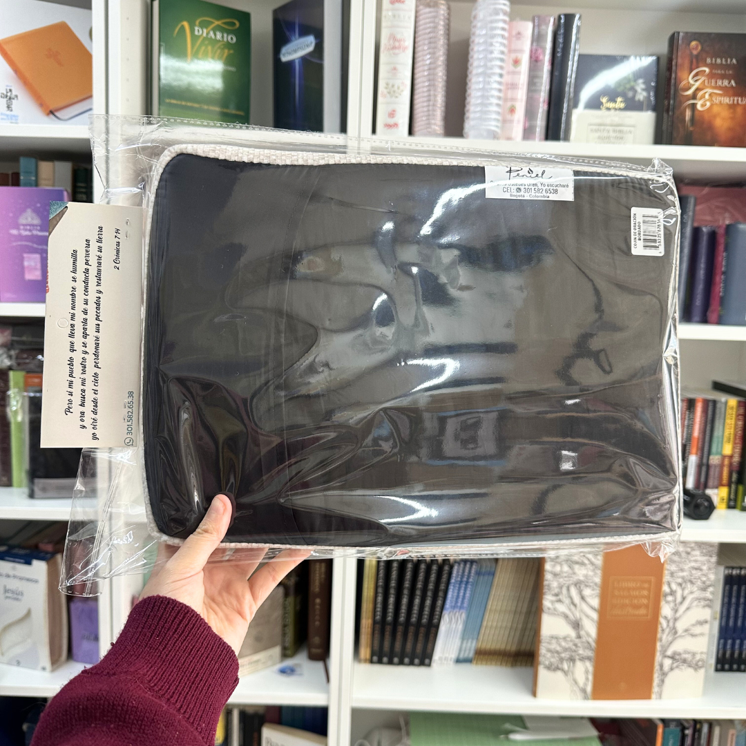 Cojín de Oración “Abba Padre” Crema - Bordado - Imagen 4