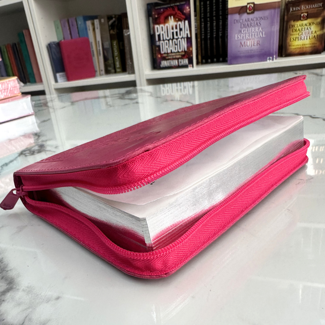Biblia Traducción en Lenguaje Actual (TLA) Mediana Fucsia cierre - Imagen 7