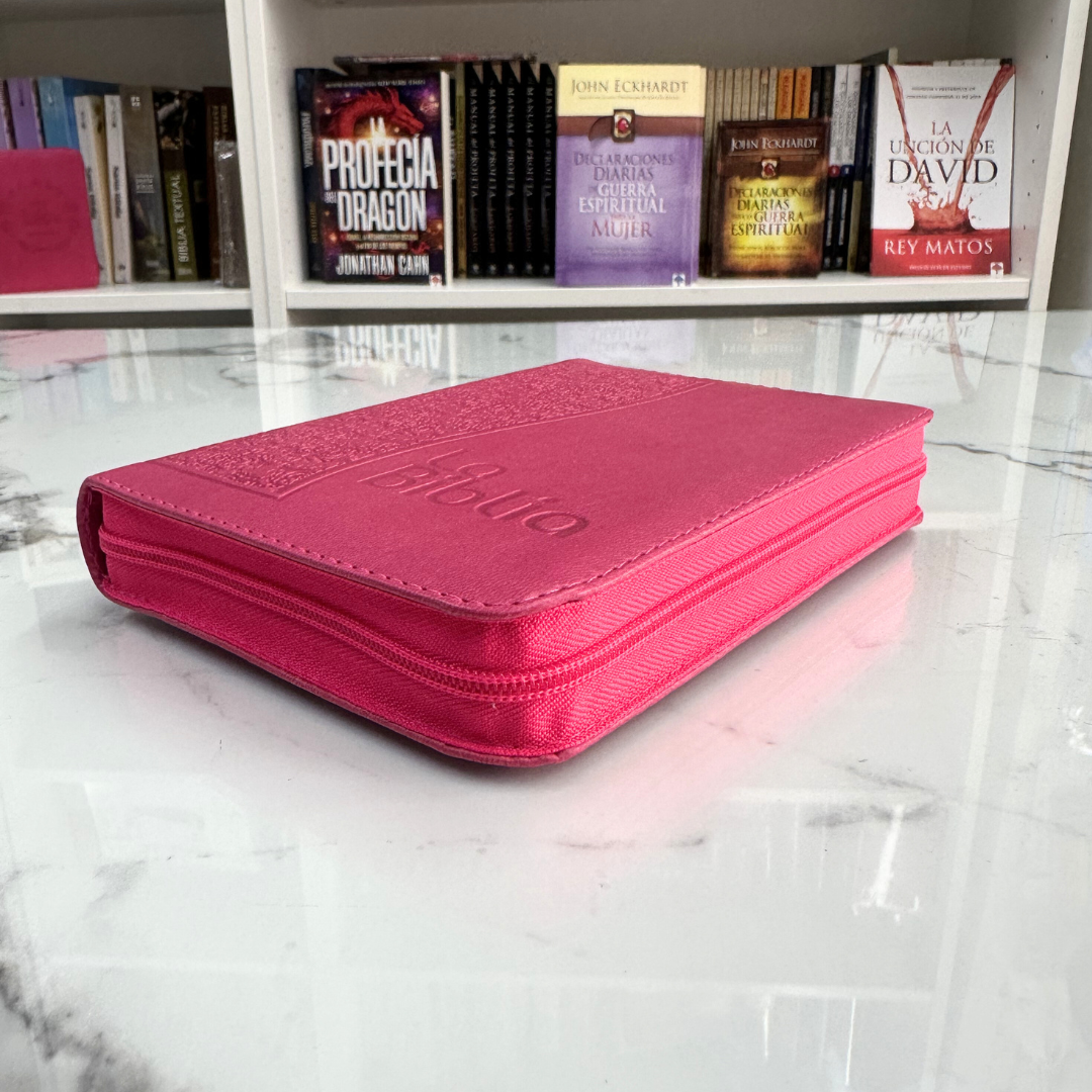 Biblia Traducción en Lenguaje Actual (TLA) Mediana Fucsia cierre - Imagen 6
