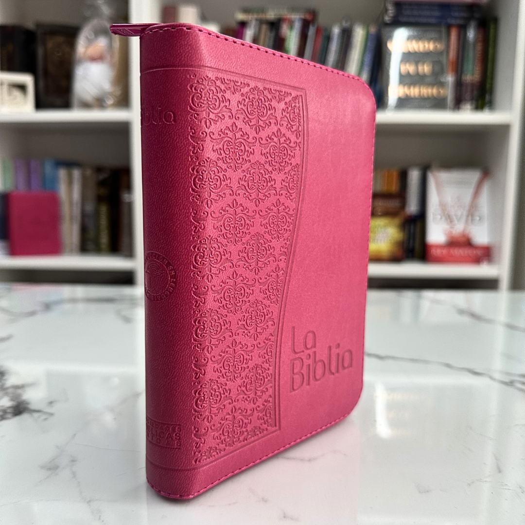 Biblia Traducción en Lenguaje Actual (TLA) Mediana Fucsia cierre - Imagen 4