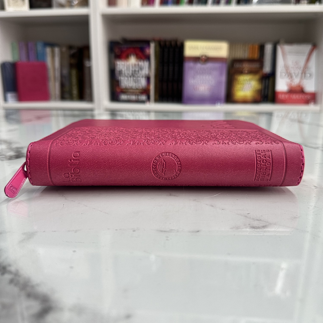 Biblia Traducción en Lenguaje Actual (TLA) Mediana Fucsia cierre - Imagen 3