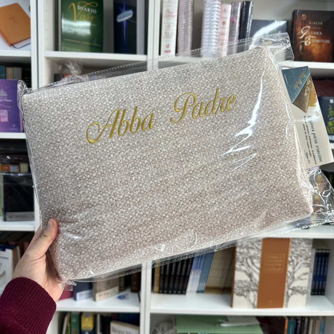 Cojín de Oración “Abba Padre” Crema - Bordado - Imagen 2