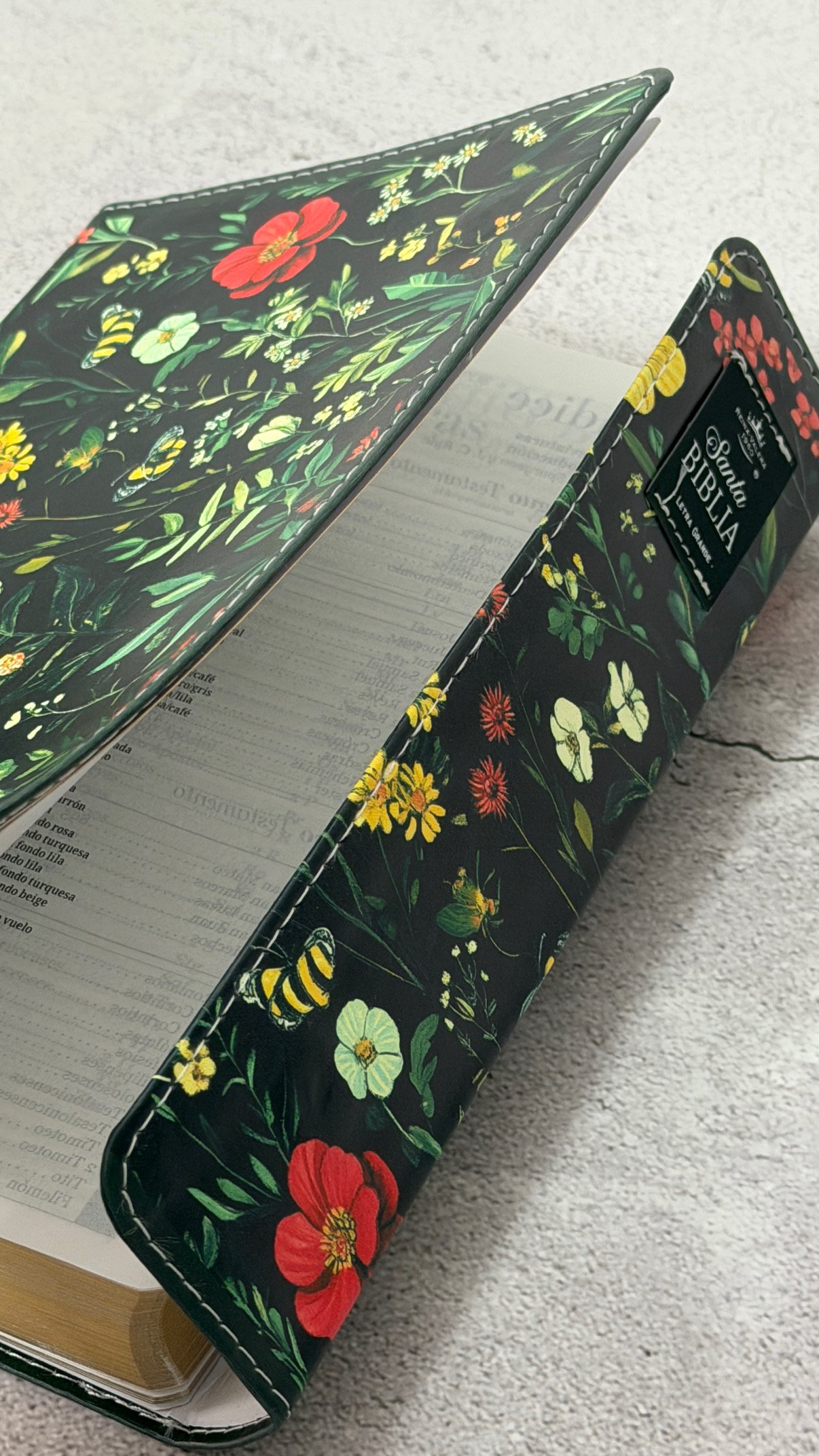 Biblia RVR60c Exquisita Flores Negro Manija Iman Letra Grande 12 puntos - Imagen 4