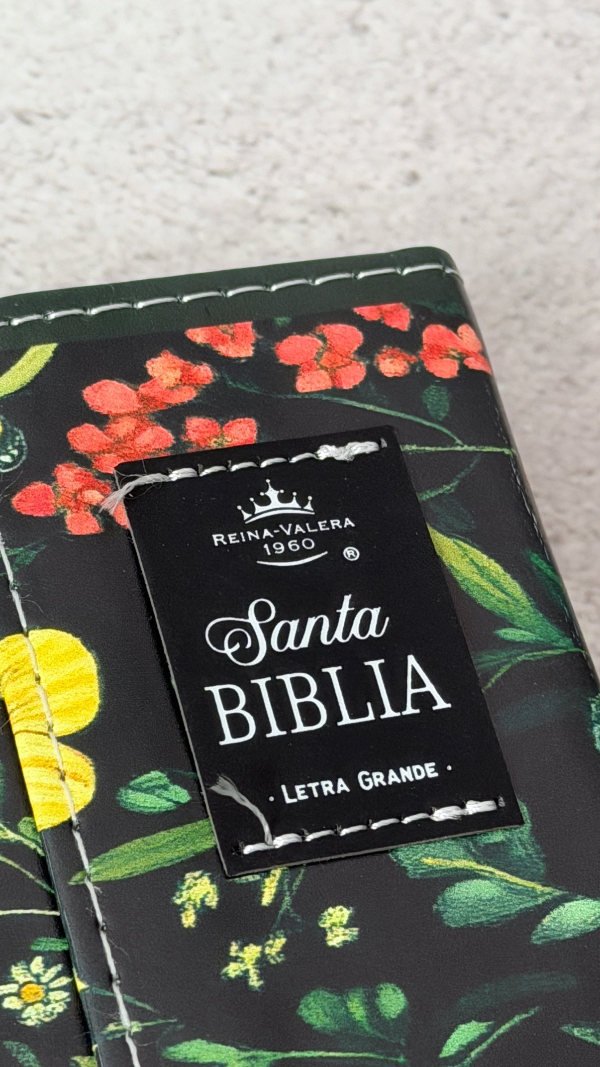 Biblia RVR60c Exquisita Flores Negro Manija Iman Letra Grande 12 puntos - Imagen 5