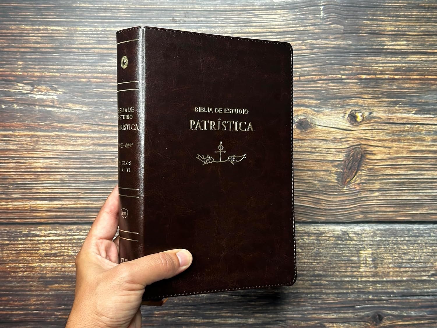 Biblia De Estudio Patristica Piel con Indice color Cafe - Imagen 3