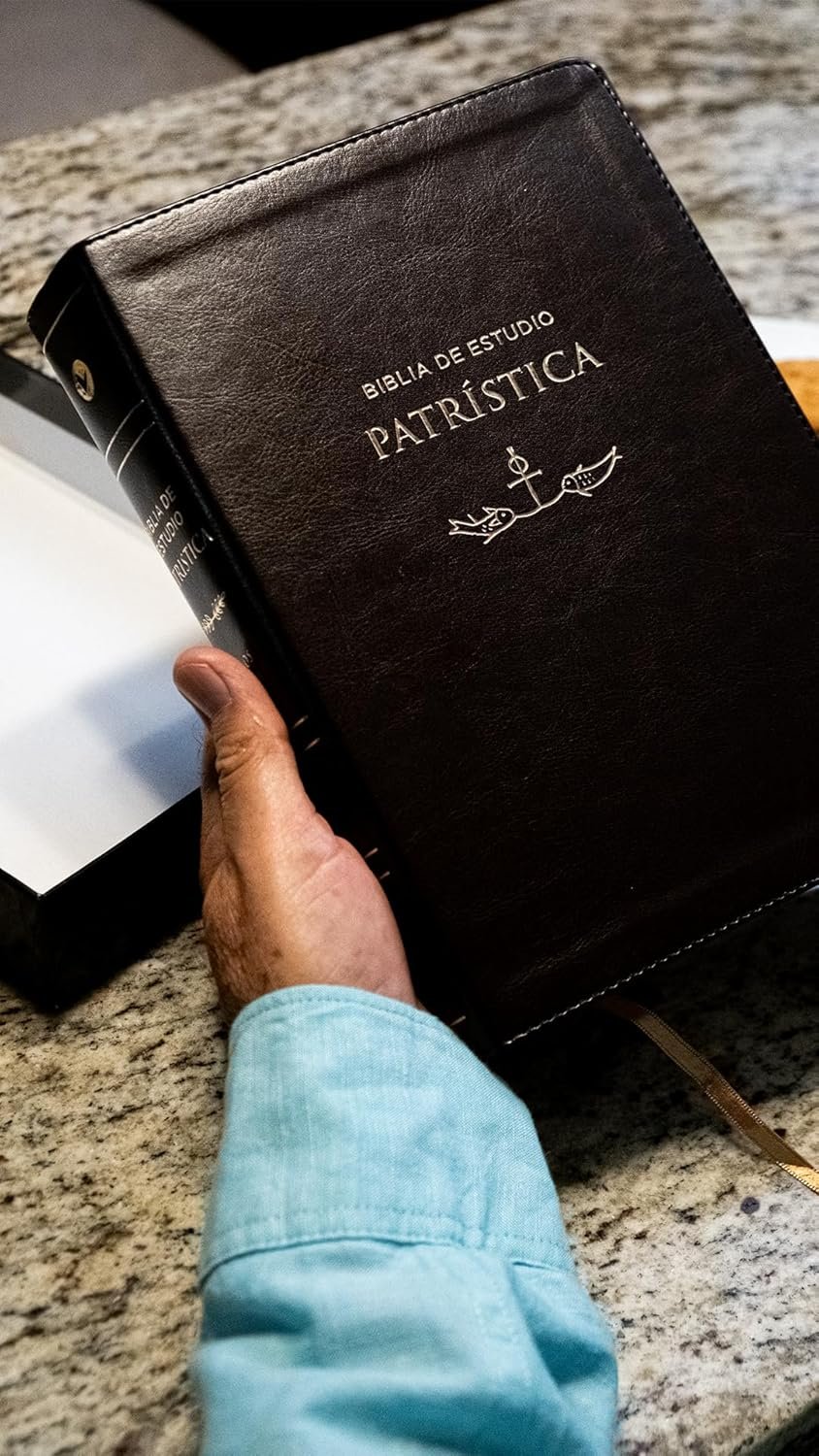 Biblia De Estudio Patristica Piel con Indice color Cafe - Imagen 4