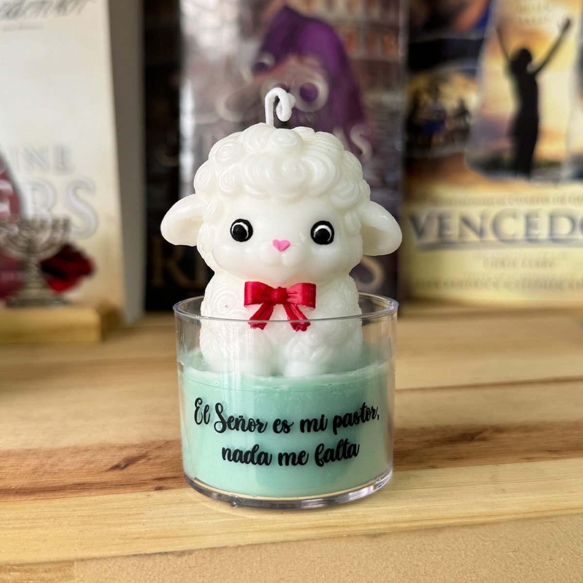Vela decorativa Ovejita lazo Rojo – “El Señor es mi pastor”